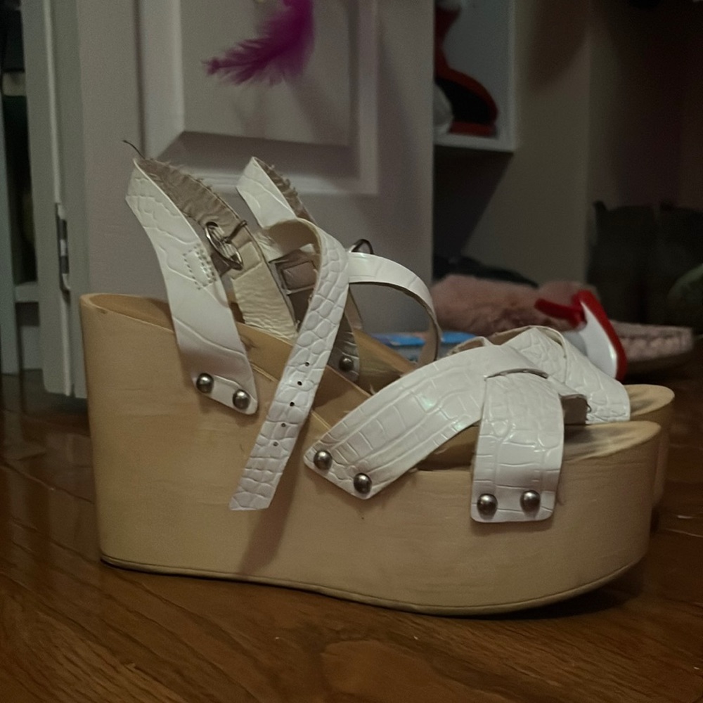 heels worn about 3 times! comfy but just not me! says 6.5 but runs big